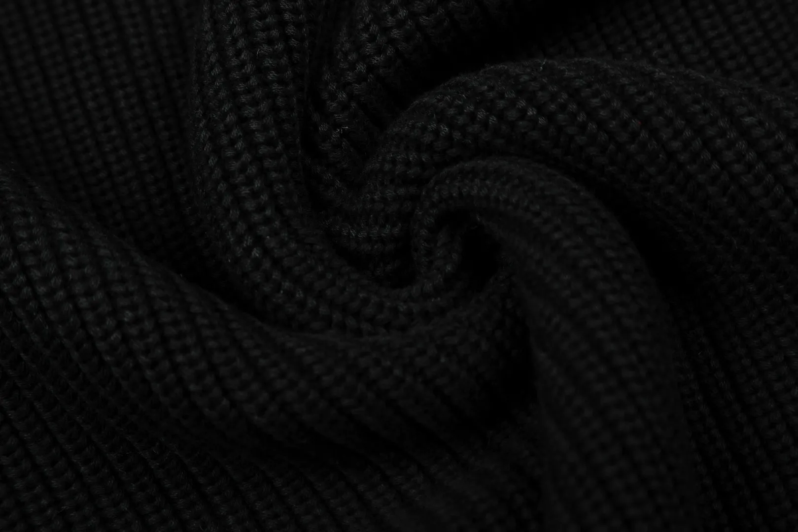 P220 Top quality" Style number: DS812# (not off the shelves all year round) [Ralph Lauren round neck piqué knitted sweater with war horse embroidery on the front and back] ✅Ralph Lauren classic basic versatile round neck pullover sweater for men and women ✅Main supply platform live broadcast Wholesale entity Replenish if out of stock Not removed from the shelves ✅ZP quality 1:1 version Scan the code to enter the GF website Counter quality ✅Detailed quality The only one in Guangzhou Imported quality cotton yarn Mainly high-end, cost-effective, good quality needless to say ✅The version is restored to the original order, the maximum size can be worn up to 200 pounds, loose, comfortable and stress-free ✅The upper body is simple and easy to match, ootd must-have style, good-looking clothes are never picky, a must-have item in the wardrobe is recommended. Size: S-XL Color: White, gray, khaki, navy blue, brown, burgundy, black with white label, black with red label